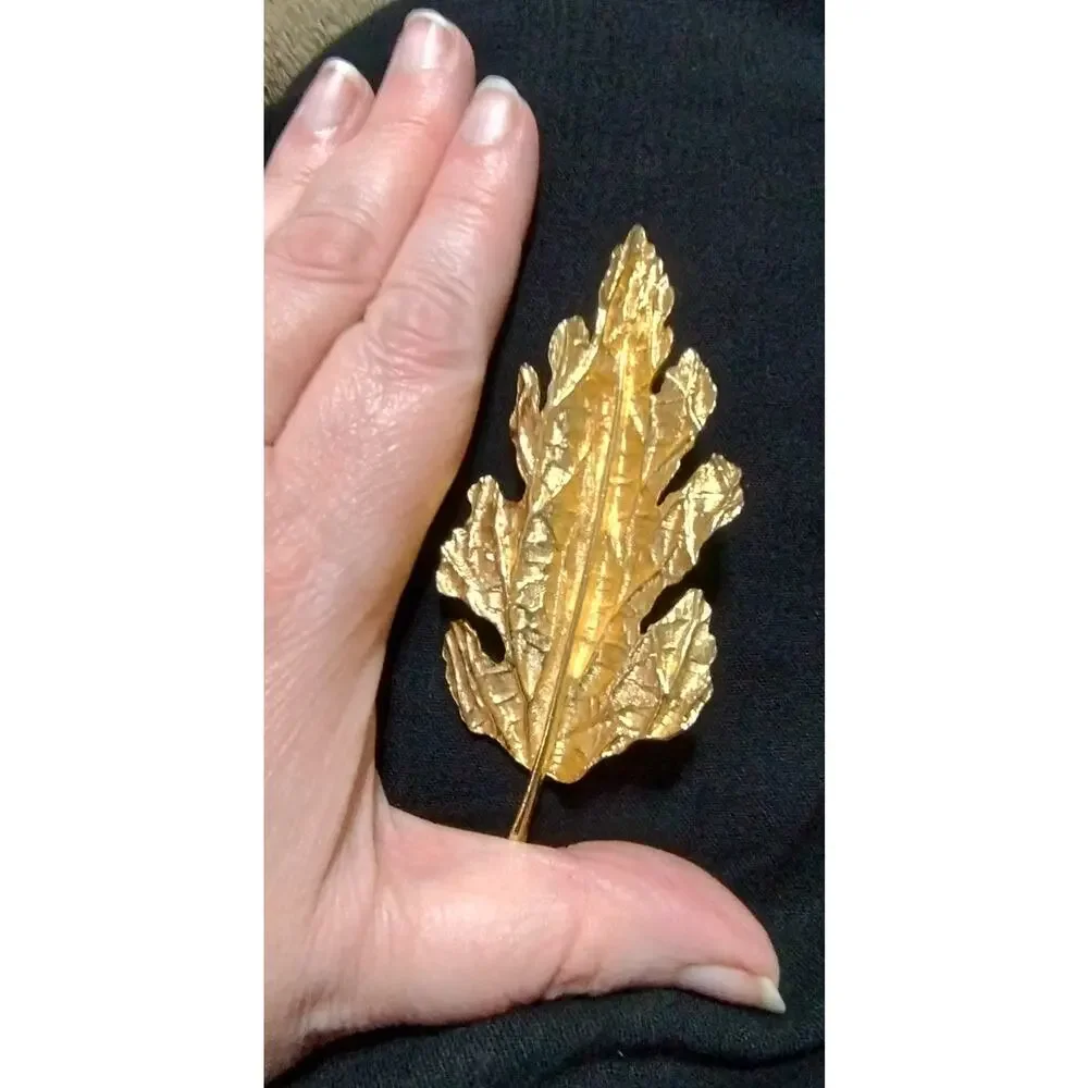 Vintage ART Signed Gold Tone Oak Leaf Brooch Textured Nature Leaf Pin MCM Retro